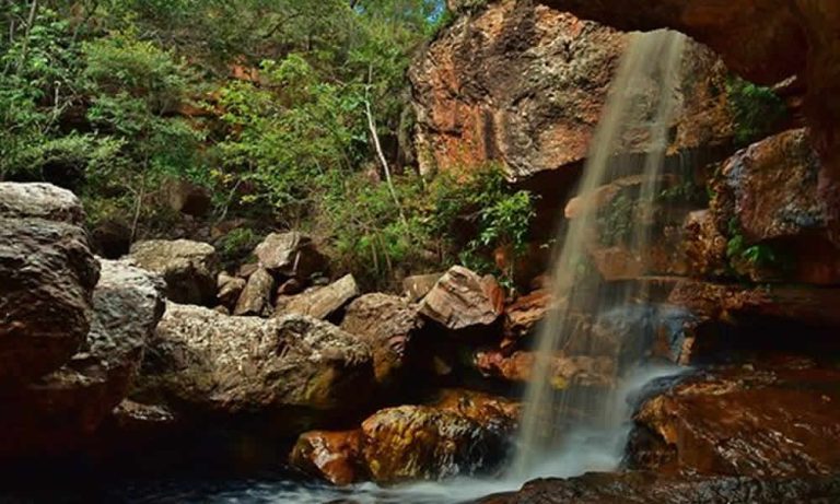 Cachoeira da Primavera um refúgio refrescante em Lençóis, Chapada Diamantina